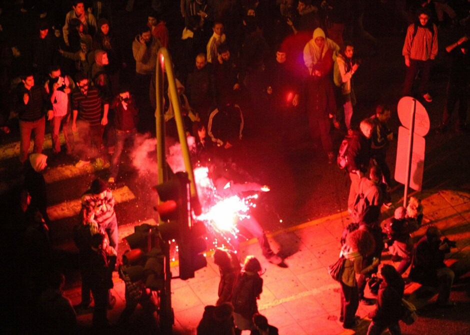 Επεισόδια έξω από την Αμερικανική πρεσβεία #18. Επεισόδια σημειώνονται έξω από την αμερικανική πρεσβεία, με συμπλοκές αστυνομικών και διαδηλωτών, κατά την ολοκλήρωση της πορείας για την επέτειο εξέγερσης του Πολυτεχνείου. Οι δυνάμεις των ΜΑΤ έκαναν έφοδο σε ομάδα που πετούσε πέτρες και άλλα αντικείμενα εναντίον τους, ενώ έκαναν χρήση χημικών και προχώρησαν σε προσαγωγές και συλλήψεις.