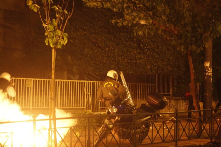 Επεισόδια έξω από την Αμερικανική πρεσβεία #20. Επεισόδια σημειώνονται έξω από την αμερικανική πρεσβεία, με συμπλοκές αστυνομικών και διαδηλωτών, κατά την ολοκλήρωση της πορείας για την επέτειο εξέγερσης του Πολυτεχνείου. Οι δυνάμεις των ΜΑΤ έκαναν έφοδο σε ομάδα που πετούσε πέτρες και άλλα αντικείμενα εναντίον τους, ενώ έκαναν χρήση χημικών και προχώρησαν σε προσαγωγές και συλλήψεις.