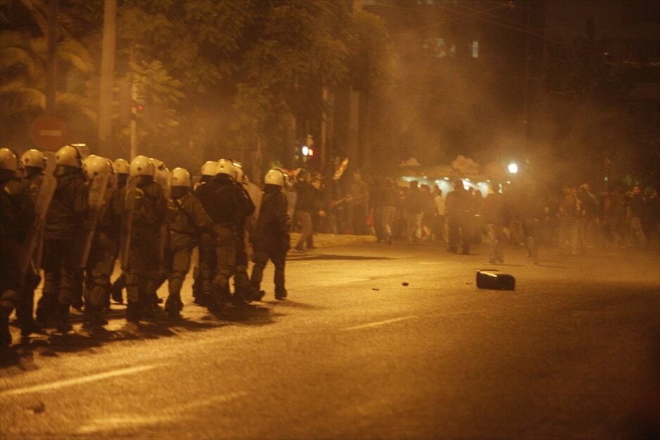 Επεισόδια έξω από την Αμερικανική πρεσβεία #23. Επεισόδια σημειώνονται έξω από την αμερικανική πρεσβεία, με συμπλοκές αστυνομικών και διαδηλωτών, κατά την ολοκλήρωση της πορείας για την επέτειο εξέγερσης του Πολυτεχνείου. Οι δυνάμεις των ΜΑΤ έκαναν έφοδο σε ομάδα που πετούσε πέτρες και άλλα αντικείμενα εναντίον τους, ενώ έκαναν χρήση χημικών και προχώρησαν σε προσαγωγές και συλλήψεις.