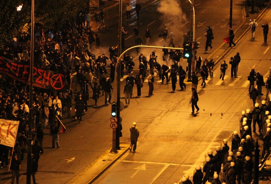 Επεισόδια έξω από την Αμερικανική πρεσβεία #24. Επεισόδια σημειώνονται έξω από την αμερικανική πρεσβεία, με συμπλοκές αστυνομικών και διαδηλωτών, κατά την ολοκλήρωση της πορείας για την επέτειο εξέγερσης του Πολυτεχνείου. Οι δυνάμεις των ΜΑΤ έκαναν έφοδο σε ομάδα που πετούσε πέτρες και άλλα αντικείμενα εναντίον τους, ενώ έκαναν χρήση χημικών και προχώρησαν σε προσαγωγές και συλλήψεις.