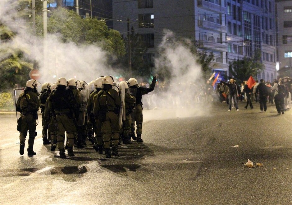 Επεισόδια έξω από την Αμερικανική πρεσβεία #29. Επεισόδια σημειώνονται έξω από την αμερικανική πρεσβεία, με συμπλοκές αστυνομικών και διαδηλωτών, κατά την ολοκλήρωση της πορείας για την επέτειο εξέγερσης του Πολυτεχνείου. Οι δυνάμεις των ΜΑΤ έκαναν έφοδο σε ομάδα που πετούσε πέτρες και άλλα αντικείμενα εναντίον τους, ενώ έκαναν χρήση χημικών και προχώρησαν σε προσαγωγές και συλλήψεις.