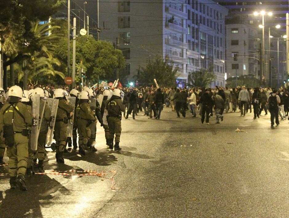 Επεισόδια έξω από την Αμερικανική πρεσβεία #30. Επεισόδια σημειώνονται έξω από την αμερικανική πρεσβεία, με συμπλοκές αστυνομικών και διαδηλωτών, κατά την ολοκλήρωση της πορείας για την επέτειο εξέγερσης του Πολυτεχνείου. Οι δυνάμεις των ΜΑΤ έκαναν έφοδο σε ομάδα που πετούσε πέτρες και άλλα αντικείμενα εναντίον τους, ενώ έκαναν χρήση χημικών και προχώρησαν σε προσαγωγές και συλλήψεις.