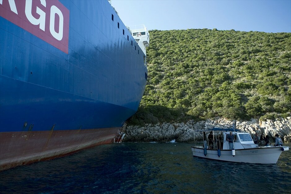 Λευκάδα: Προσάραξη πλοίου #5. Στον όρμο Βασιλικής Λευκάδας προσάραξε στις 4.45 τα ξημερώματα το οχηματαγωγό πλοίο «Colossus» της εταιρείας «ΝEL» που εκτελούσε το δρομολόγιο Κόρινθος - Ανκόνα, μετά από πρόσκρουση σε βραχώδη ακτή. To πλοίο μεταφέρει 58 φορτηγά, με 20 Έλληνες ναυτικούς και 11 οδηγούς. Από την πρόσκρουση δεν υπήρξε τραυματισμός. Το πλοίο έχει υποστεί ρήγμα στις στεγανές δεξαμενές, αλλά δεν κινδυνεύει να βυθιστεί. Έχουν κινητοποιηθεί οι λιμενικές αρχές της Λευκάδας.