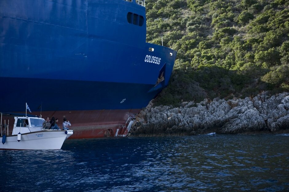 Λευκάδα: Προσάραξη πλοίου #7. Στον όρμο Βασιλικής Λευκάδας προσάραξε στις 4.45 τα ξημερώματα το οχηματαγωγό πλοίο «Colossus» της εταιρείας «ΝEL» που εκτελούσε το δρομολόγιο Κόρινθος - Ανκόνα, μετά από πρόσκρουση σε βραχώδη ακτή. To πλοίο μεταφέρει 58 φορτηγά, με 20 Έλληνες ναυτικούς και 11 οδηγούς. Από την πρόσκρουση δεν υπήρξε τραυματισμός. Το πλοίο έχει υποστεί ρήγμα στις στεγανές δεξαμενές, αλλά δεν κινδυνεύει να βυθιστεί. Έχουν κινητοποιηθεί οι λιμενικές αρχές της Λευκάδας.