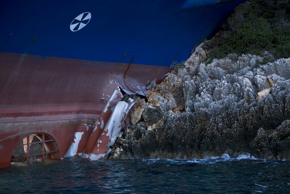 Λευκάδα: Προσάραξη πλοίου #8. Στον όρμο Βασιλικής Λευκάδας προσάραξε στις 4.45 τα ξημερώματα το οχηματαγωγό πλοίο «Colossus» της εταιρείας «ΝEL» που εκτελούσε το δρομολόγιο Κόρινθος - Ανκόνα, μετά από πρόσκρουση σε βραχώδη ακτή. To πλοίο μεταφέρει 58 φορτηγά, με 20 Έλληνες ναυτικούς και 11 οδηγούς. Από την πρόσκρουση δεν υπήρξε τραυματισμός. Το πλοίο έχει υποστεί ρήγμα στις στεγανές δεξαμενές, αλλά δεν κινδυνεύει να βυθιστεί. Έχουν κινητοποιηθεί οι λιμενικές αρχές της Λευκάδας.