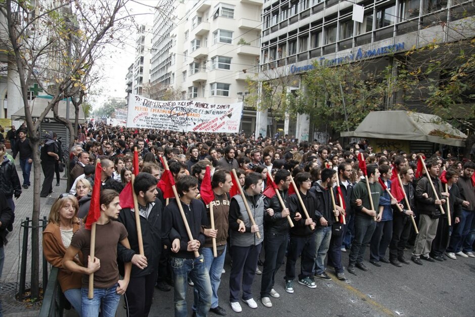 Επέτειος του Πολυτεχνείου #1. Με την καθιερωμένη πορεία προς την αμερικανική πρεσβεία, που βρίσκεται αυτή την ώρα σε εξέλιξη, κορυφώνονται οι εκδηλώσεις μνήμης για την 37η επέτειο της εξέγερσης στο Πολυτεχνείο. Σε κλοιό 7.000 αστυνομικών η πρωτεύουσα για την αποφυγή επεισοδίων. Κλειστοί μέχρι τη λήξη της πορείας οι σταθμοί του μετρό Πανεπιστήμιο, Ευαγγελισμός και Μέγαρο Μουσικής.