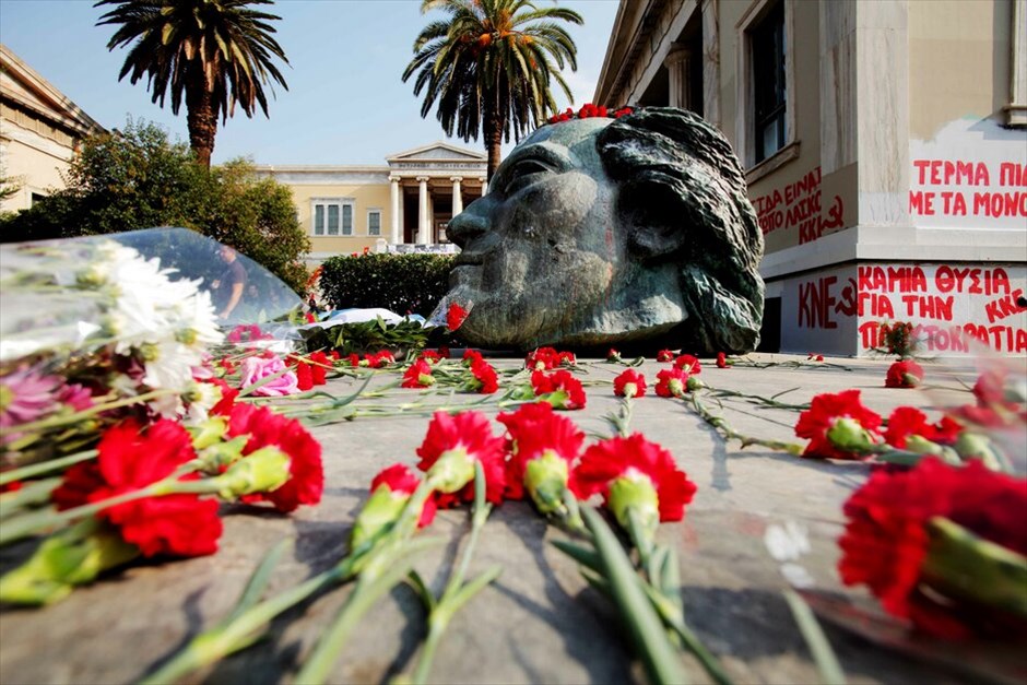 Επέτειος του Πολυτεχνείου #11. Με την καθιερωμένη πορεία προς την αμερικανική πρεσβεία, που βρίσκεται αυτή την ώρα σε εξέλιξη, κορυφώνονται οι εκδηλώσεις μνήμης για την 37η επέτειο της εξέγερσης στο Πολυτεχνείο. Σε κλοιό 7.000 αστυνομικών η πρωτεύουσα για την αποφυγή επεισοδίων. Κλειστοί μέχρι τη λήξη της πορείας οι σταθμοί του μετρό Πανεπιστήμιο, Ευαγγελισμός και Μέγαρο Μουσικής.
