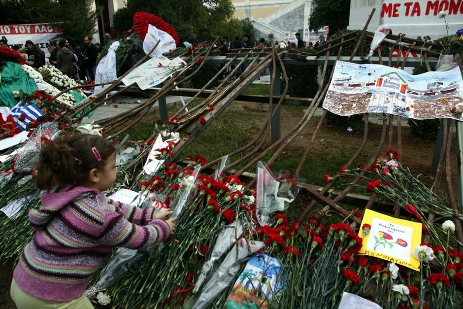 Επέτειος του Πολυτεχνείου #14. Με την καθιερωμένη πορεία προς την αμερικανική πρεσβεία, που βρίσκεται αυτή την ώρα σε εξέλιξη, κορυφώνονται οι εκδηλώσεις μνήμης για την 37η επέτειο της εξέγερσης στο Πολυτεχνείο. Σε κλοιό 7.000 αστυνομικών η πρωτεύουσα για την αποφυγή επεισοδίων. Κλειστοί μέχρι τη λήξη της πορείας οι σταθμοί του μετρό Πανεπιστήμιο, Ευαγγελισμός και Μέγαρο Μουσικής.
