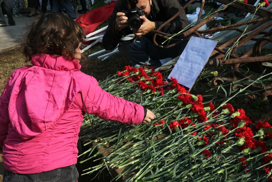 Επέτειος του Πολυτεχνείου #17. Με την καθιερωμένη πορεία προς την αμερικανική πρεσβεία, που βρίσκεται αυτή την ώρα σε εξέλιξη, κορυφώνονται οι εκδηλώσεις μνήμης για την 37η επέτειο της εξέγερσης στο Πολυτεχνείο. Σε κλοιό 7.000 αστυνομικών η πρωτεύουσα για την αποφυγή επεισοδίων. Κλειστοί μέχρι τη λήξη της πορείας οι σταθμοί του μετρό Πανεπιστήμιο, Ευαγγελισμός και Μέγαρο Μουσικής.