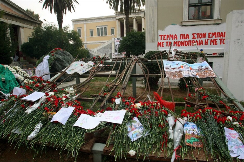 Επέτειος του Πολυτεχνείου #23. Με την καθιερωμένη πορεία προς την αμερικανική πρεσβεία, που βρίσκεται αυτή την ώρα σε εξέλιξη, κορυφώνονται οι εκδηλώσεις μνήμης για την 37η επέτειο της εξέγερσης στο Πολυτεχνείο. Σε κλοιό 7.000 αστυνομικών η πρωτεύουσα για την αποφυγή επεισοδίων. Κλειστοί μέχρι τη λήξη της πορείας οι σταθμοί του μετρό Πανεπιστήμιο, Ευαγγελισμός και Μέγαρο Μουσικής.