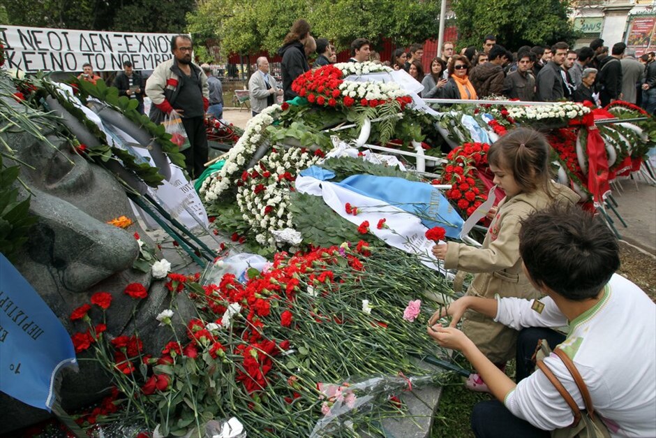 Επέτειος του Πολυτεχνείου #27. Με την καθιερωμένη πορεία προς την αμερικανική πρεσβεία, που βρίσκεται αυτή την ώρα σε εξέλιξη, κορυφώνονται οι εκδηλώσεις μνήμης για την 37η επέτειο της εξέγερσης στο Πολυτεχνείο. Σε κλοιό 7.000 αστυνομικών η πρωτεύουσα για την αποφυγή επεισοδίων. Κλειστοί μέχρι τη λήξη της πορείας οι σταθμοί του μετρό Πανεπιστήμιο, Ευαγγελισμός και Μέγαρο Μουσικής.