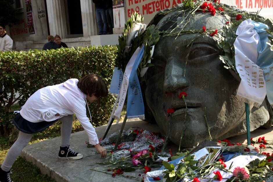 Επέτειος του Πολυτεχνείου #28. Με την καθιερωμένη πορεία προς την αμερικανική πρεσβεία, που βρίσκεται αυτή την ώρα σε εξέλιξη, κορυφώνονται οι εκδηλώσεις μνήμης για την 37η επέτειο της εξέγερσης στο Πολυτεχνείο. Σε κλοιό 7.000 αστυνομικών η πρωτεύουσα για την αποφυγή επεισοδίων. Κλειστοί μέχρι τη λήξη της πορείας οι σταθμοί του μετρό Πανεπιστήμιο, Ευαγγελισμός και Μέγαρο Μουσικής.