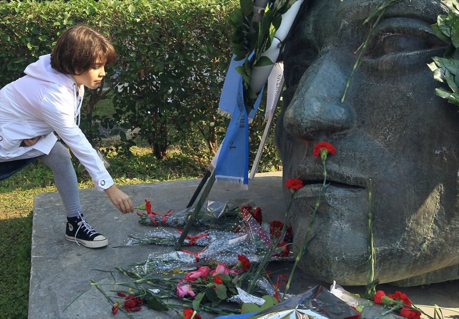 Επέτειος του Πολυτεχνείου #29. Με την καθιερωμένη πορεία προς την αμερικανική πρεσβεία, που βρίσκεται αυτή την ώρα σε εξέλιξη, κορυφώνονται οι εκδηλώσεις μνήμης για την 37η επέτειο της εξέγερσης στο Πολυτεχνείο. Σε κλοιό 7.000 αστυνομικών η πρωτεύουσα για την αποφυγή επεισοδίων. Κλειστοί μέχρι τη λήξη της πορείας οι σταθμοί του μετρό Πανεπιστήμιο, Ευαγγελισμός και Μέγαρο Μουσικής.