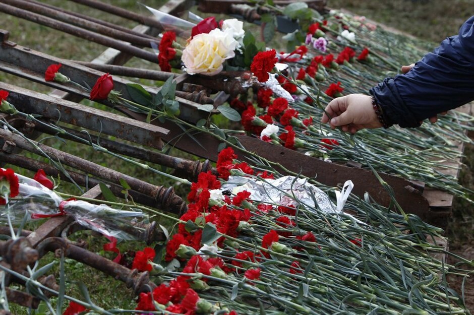 Επέτειος του Πολυτεχνείου #34. Με την καθιερωμένη πορεία προς την αμερικανική πρεσβεία, που βρίσκεται αυτή την ώρα σε εξέλιξη, κορυφώνονται οι εκδηλώσεις μνήμης για την 37η επέτειο της εξέγερσης στο Πολυτεχνείο. Σε κλοιό 7.000 αστυνομικών η πρωτεύουσα για την αποφυγή επεισοδίων. Κλειστοί μέχρι τη λήξη της πορείας οι σταθμοί του μετρό Πανεπιστήμιο, Ευαγγελισμός και Μέγαρο Μουσικής.