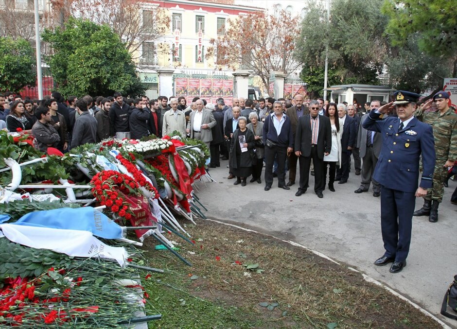 Επέτειος του Πολυτεχνείου #36. Με την καθιερωμένη πορεία προς την αμερικανική πρεσβεία, που βρίσκεται αυτή την ώρα σε εξέλιξη, κορυφώνονται οι εκδηλώσεις μνήμης για την 37η επέτειο της εξέγερσης στο Πολυτεχνείο. Σε κλοιό 7.000 αστυνομικών η πρωτεύουσα για την αποφυγή επεισοδίων. Κλειστοί μέχρι τη λήξη της πορείας οι σταθμοί του μετρό Πανεπιστήμιο, Ευαγγελισμός και Μέγαρο Μουσικής.