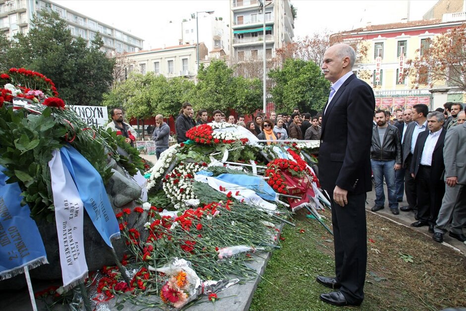 Επέτειος του Πολυτεχνείου #38. Με την καθιερωμένη πορεία προς την αμερικανική πρεσβεία, που βρίσκεται αυτή την ώρα σε εξέλιξη, κορυφώνονται οι εκδηλώσεις μνήμης για την 37η επέτειο της εξέγερσης στο Πολυτεχνείο. Σε κλοιό 7.000 αστυνομικών η πρωτεύουσα για την αποφυγή επεισοδίων. Κλειστοί μέχρι τη λήξη της πορείας οι σταθμοί του μετρό Πανεπιστήμιο, Ευαγγελισμός και Μέγαρο Μουσικής.