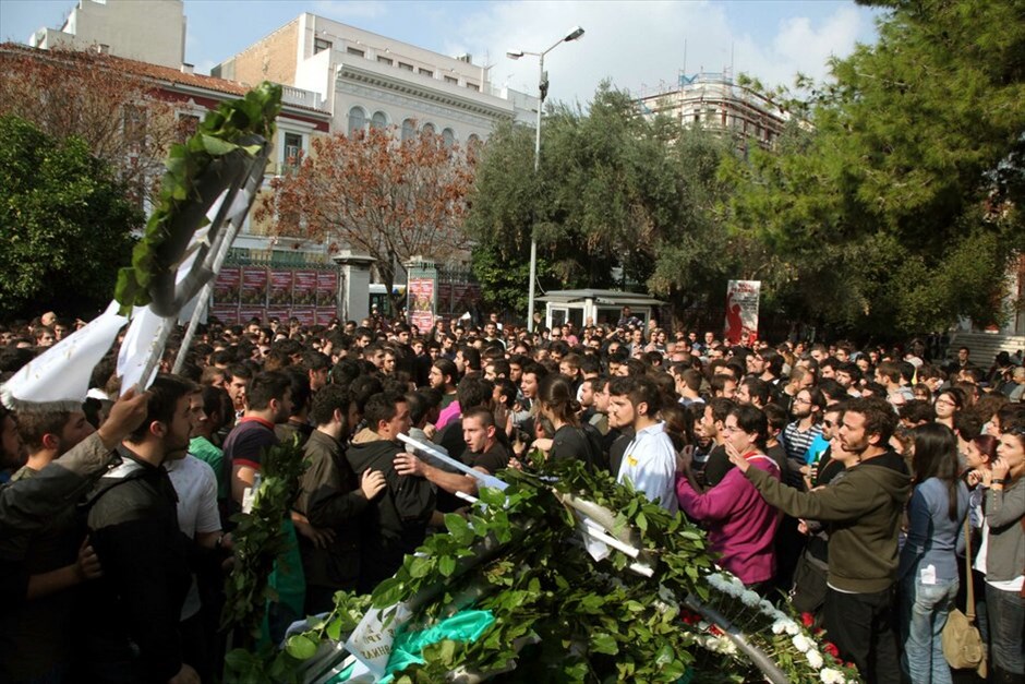 Επέτειος του Πολυτεχνείου #39. Με την καθιερωμένη πορεία προς την αμερικανική πρεσβεία, που βρίσκεται αυτή την ώρα σε εξέλιξη, κορυφώνονται οι εκδηλώσεις μνήμης για την 37η επέτειο της εξέγερσης στο Πολυτεχνείο. Σε κλοιό 7.000 αστυνομικών η πρωτεύουσα για την αποφυγή επεισοδίων. Κλειστοί μέχρι τη λήξη της πορείας οι σταθμοί του μετρό Πανεπιστήμιο, Ευαγγελισμός και Μέγαρο Μουσικής.