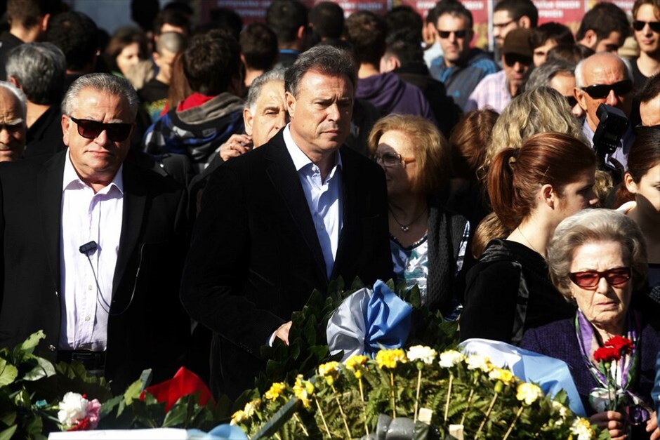 Επέτειος του Πολυτεχνείου #41. Με την καθιερωμένη πορεία προς την αμερικανική πρεσβεία, που βρίσκεται αυτή την ώρα σε εξέλιξη, κορυφώνονται οι εκδηλώσεις μνήμης για την 37η επέτειο της εξέγερσης στο Πολυτεχνείο. Σε κλοιό 7.000 αστυνομικών η πρωτεύουσα για την αποφυγή επεισοδίων. Κλειστοί μέχρι τη λήξη της πορείας οι σταθμοί του μετρό Πανεπιστήμιο, Ευαγγελισμός και Μέγαρο Μουσικής.