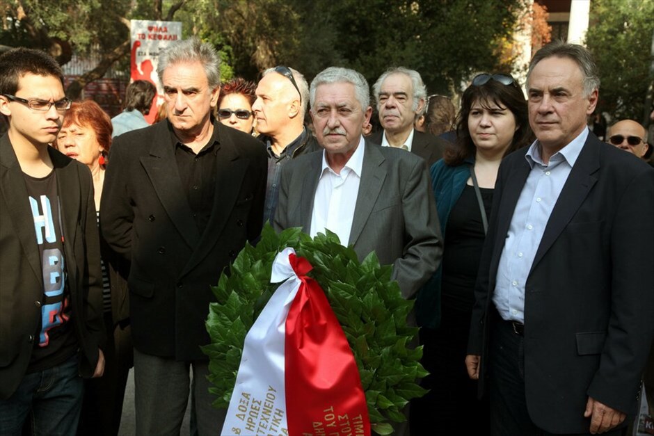 Επέτειος του Πολυτεχνείου #45. Με την καθιερωμένη πορεία προς την αμερικανική πρεσβεία, που βρίσκεται αυτή την ώρα σε εξέλιξη, κορυφώνονται οι εκδηλώσεις μνήμης για την 37η επέτειο της εξέγερσης στο Πολυτεχνείο. Σε κλοιό 7.000 αστυνομικών η πρωτεύουσα για την αποφυγή επεισοδίων. Κλειστοί μέχρι τη λήξη της πορείας οι σταθμοί του μετρό Πανεπιστήμιο, Ευαγγελισμός και Μέγαρο Μουσικής.