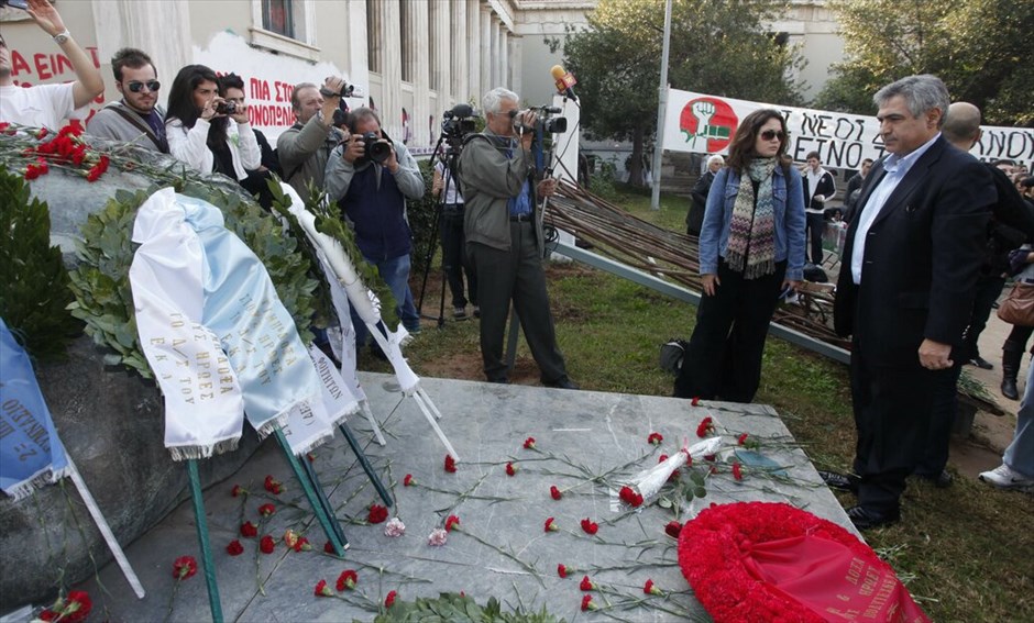 Επέτειος του Πολυτεχνείου #46. Με την καθιερωμένη πορεία προς την αμερικανική πρεσβεία, που βρίσκεται αυτή την ώρα σε εξέλιξη, κορυφώνονται οι εκδηλώσεις μνήμης για την 37η επέτειο της εξέγερσης στο Πολυτεχνείο. Σε κλοιό 7.000 αστυνομικών η πρωτεύουσα για την αποφυγή επεισοδίων. Κλειστοί μέχρι τη λήξη της πορείας οι σταθμοί του μετρό Πανεπιστήμιο, Ευαγγελισμός και Μέγαρο Μουσικής.