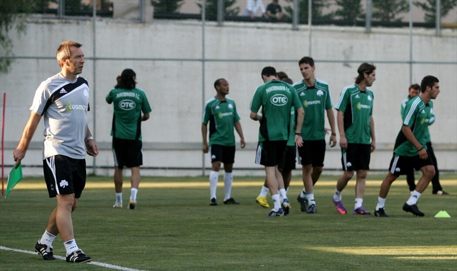Σούπερ Λίγκα: Η δέκατη αγωνιστική #6. Αποτέλεσμα της απώλειας βαθμών των «πρασίνων» στον αγώνα με τη Λάρισα ήταν η απομάκρυνση του Νίκου Νιόμπλια από την τεχνική ηγεσία της ομάδας.