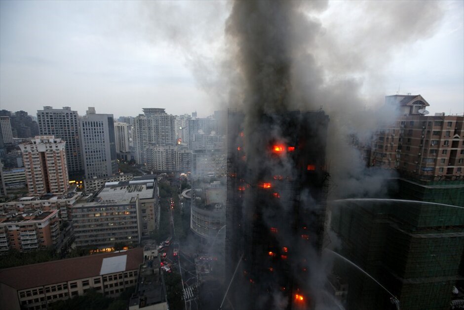 Κίνα: Φωτιά σε ουρανοξύστη #1. Φωτιά εκδηλώθηκε σήμερα σε ουρανοξύστη 30 ορόφων στο κέντρο της Σαγκάης με αποτέλεσμα να χάσουν τη ζωή τους τουλάχιστον πέντε άνθρωποι. Σύμφωνα με το κινεζικό πρακτορείο ειδήσεων Νέα Κίνα, άνθρωποι πήδησαν από τα παράθυρα του ουρανοξύστη -στον οποίο γίνονταν εργασίες, για να γλιτώσουν από τις φλόγες.
