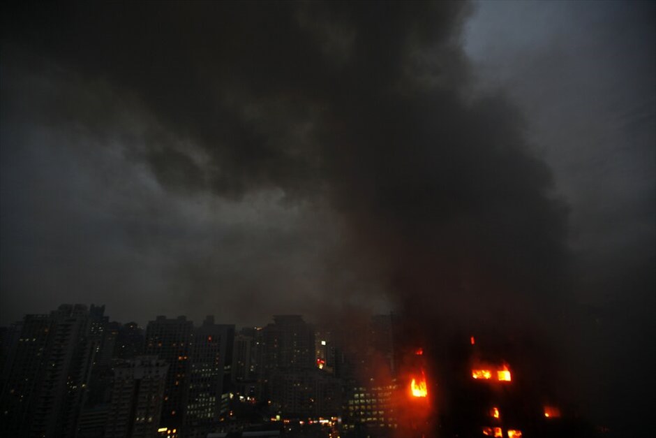 Κίνα: Φωτιά σε ουρανοξύστη #5. Φωτιά εκδηλώθηκε σήμερα σε ουρανοξύστη 30 ορόφων στο κέντρο της Σαγκάης με αποτέλεσμα να χάσουν τη ζωή τους τουλάχιστον πέντε άνθρωποι. Σύμφωνα με το κινεζικό πρακτορείο ειδήσεων Νέα Κίνα, άνθρωποι πήδησαν από τα παράθυρα του ουρανοξύστη -στον οποίο γίνονταν εργασίες, για να γλιτώσουν από τις φλόγες.