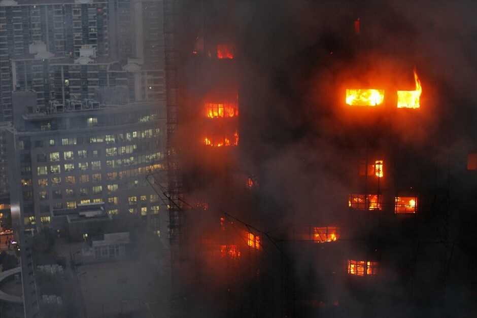 Κίνα: Φωτιά σε ουρανοξύστη #6. Φωτιά εκδηλώθηκε σήμερα σε ουρανοξύστη 30 ορόφων στο κέντρο της Σαγκάης με αποτέλεσμα να χάσουν τη ζωή τους τουλάχιστον πέντε άνθρωποι. Σύμφωνα με το κινεζικό πρακτορείο ειδήσεων Νέα Κίνα, άνθρωποι πήδησαν από τα παράθυρα του ουρανοξύστη -στον οποίο γίνονταν εργασίες, για να γλιτώσουν από τις φλόγες.