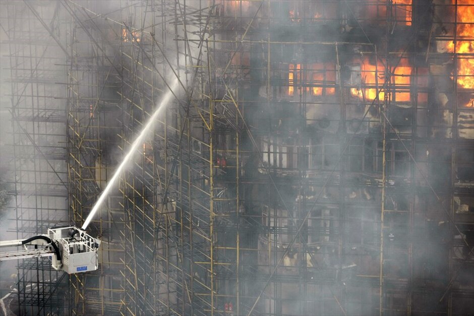 Κίνα: Φωτιά σε ουρανοξύστη #8. Φωτιά εκδηλώθηκε σήμερα σε ουρανοξύστη 30 ορόφων στο κέντρο της Σαγκάης με αποτέλεσμα να χάσουν τη ζωή τους τουλάχιστον πέντε άνθρωποι. Σύμφωνα με το κινεζικό πρακτορείο ειδήσεων Νέα Κίνα, άνθρωποι πήδησαν από τα παράθυρα του ουρανοξύστη -στον οποίο γίνονταν εργασίες, για να γλιτώσουν από τις φλόγες.