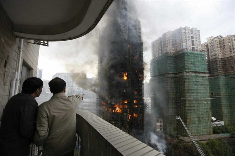 Κίνα: Φωτιά σε ουρανοξύστη #9. Φωτιά εκδηλώθηκε σήμερα σε ουρανοξύστη 30 ορόφων στο κέντρο της Σαγκάης με αποτέλεσμα να χάσουν τη ζωή τους τουλάχιστον πέντε άνθρωποι. Σύμφωνα με το κινεζικό πρακτορείο ειδήσεων Νέα Κίνα, άνθρωποι πήδησαν από τα παράθυρα του ουρανοξύστη -στον οποίο γίνονταν εργασίες, για να γλιτώσουν από τις φλόγες.