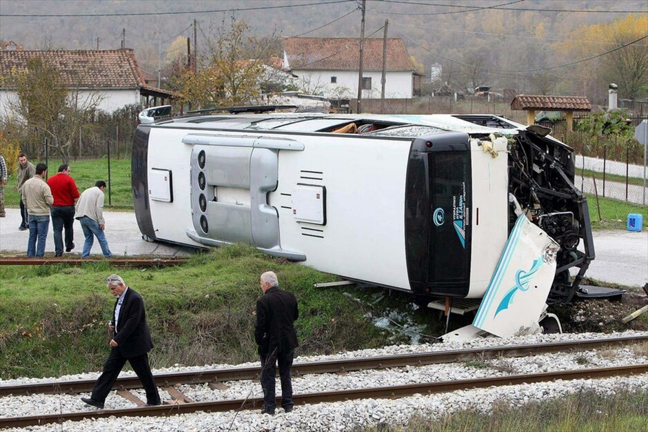 Σύγκρουση αμαξοστοιχίας με λεωφορείο #4. Το ατύχημα συνέβη το μεσημέρι στη διάβαση Νεοχωρίου του Δήμου Σταυρούπολης Ξάνθης, όταν το λεωφορείο, που είχε επιβάτες μια γυναίκα και ένα παιδί, εγκλωβίστηκε στη διάβαση του τρένου, καθώς τη στιγμή που περνούσε τη σιδηροδρομική γραμμή κατέβηκε η προστατευτική μπάρα. EUROKINISSI/ΜΟΤΙΟΝΤΕΑΜ