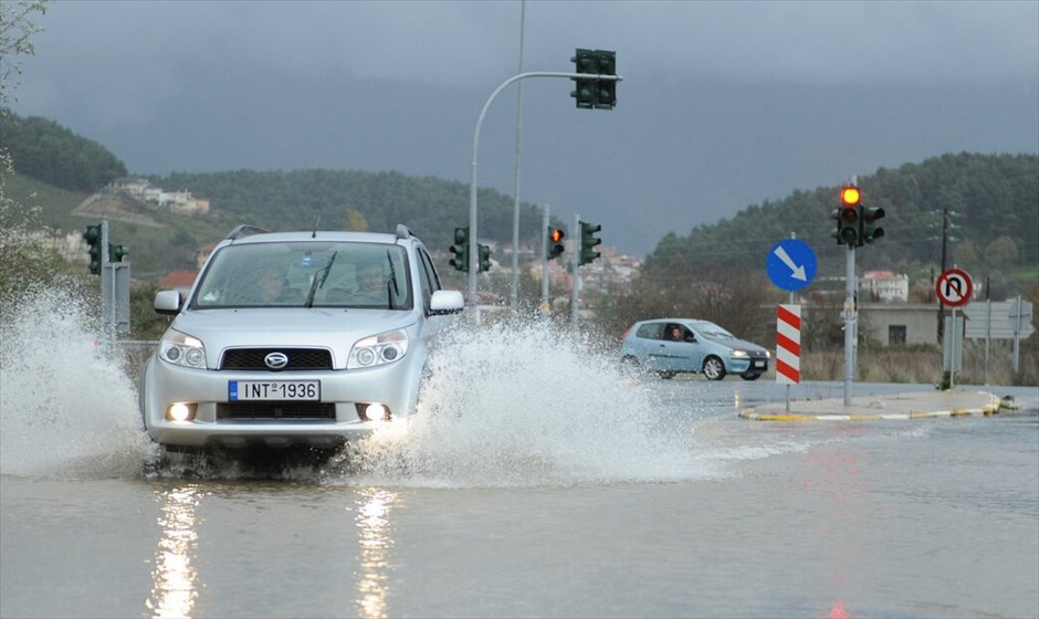 Κακοκαιρία στα Ιωάννινα #7. Λόγω της δυνατής βροχόπτωσης έγιναν κατολισθήσεις στον οδικό άξονα Ιωαννίνων-Αθηνών. AΠΕ-ΜΠΕ/ΠΑΠΠΑ ΠΑΡΑΣΚΕΥΗ