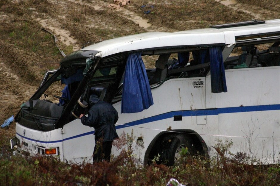 Αλβανία: Πτώση λεωφορείου ΚΤΕΛ σε χαράδρα #8. Για άγνωστους μέχρι στιγμής λόγους το λεωφορείο στο οποίο επέβαιναν 50 άτομα (μαζί με τον οδηγό), ξέφυγε της πορείας του και έπεσε σε χαράδρα βάθους 120 μέτρων στο χωριό Βράτανα, μεταξύ Τεπελενίου και Μπαλς, μόλις 80 χιλιόμετρα μακριά από τα ελληνοαλβανικά σύνορα.