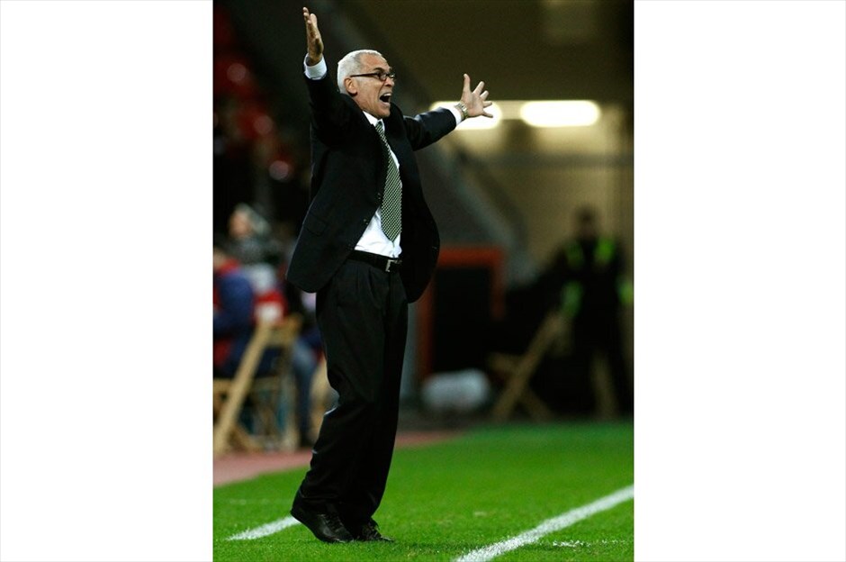 Europa League: Τα αποτελέσματα των ελληνικών ομάδων #21. Απαρηγόρητος ήταν ο Εκτορ Ραούλ Κούπερ μετά το τέλος του αγώνα. «Φεύγουμε πάρα πολύ στεναχωρημένοι γιατί φεύγουμε με άδεια χέρια μετά από μία καλή εμφάνιση και αναλογιζόμενοι το επίπεδο του αντιπάλου μας. Στο σημείο που ήρθε το γκολ, δεν μπορούσαμε να απαντήσουμε αν και είχαμε ζητήσει αλλαγή που δεν μας επιτράπηκε η οποία και αυτή θα είχε παίξει τον δικό της ρόλο», τόνισε χαρακτηριστικά. REUTERS/INA FASSBENDER