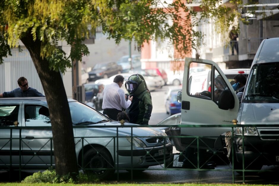 Ελεγχόμενη έκρηξη δέματος στην οδό Καλλιρόης #1. Νέος συναγερμός σήμανε λίγο πριν από τη μία μετά το μεσημέρι, όταν υπάλληλοι εταιρείας ταχυμεταφορών στην οδό Καλλιρόης, στην Καλλιθέα εντόπισαν ύποπτο δέμα. Στην εταιρεία έσπευσαν κλιμάκια πυροτεχνουργών της Αστυνομίας, τα οποία και εξουδετέρωσαν το παγιδευμένο - όπως αποδείχθηκε - πακέτο με ελεγχόμενη έκρηξη. EUROKINISI/KATΩΜΕΡΗΣ ΚΩΣΤΑΣ