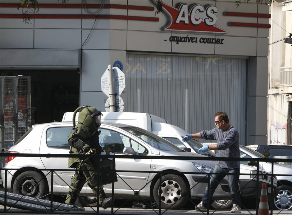 Ελεγχόμενη έκρηξη δέματος στην οδό Καλλιρόης #5. Νέος συναγερμός σήμανε λίγο πριν από τη μία μετά το μεσημέρι, όταν υπάλληλοι εταιρείας ταχυμεταφορών στην οδό Καλλιρόης, στην Καλλιθέα εντόπισαν ύποπτο δέμα. Στην εταιρεία έσπευσαν κλιμάκια πυροτεχνουργών της Αστυνομίας, τα οποία και εξουδετέρωσαν το παγιδευμένο - όπως αποδείχθηκε - πακέτο με ελεγχόμενη έκρηξη.