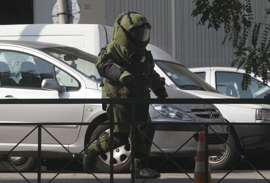 Ελεγχόμενη έκρηξη δέματος στην οδό Καλλιρόης #6. Νέος συναγερμός σήμανε λίγο πριν από τη μία μετά το μεσημέρι, όταν υπάλληλοι εταιρείας ταχυμεταφορών στην οδό Καλλιρόης, στην Καλλιθέα εντόπισαν ύποπτο δέμα. Στην εταιρεία έσπευσαν κλιμάκια πυροτεχνουργών της Αστυνομίας, τα οποία και εξουδετέρωσαν το παγιδευμένο - όπως αποδείχθηκε - πακέτο με ελεγχόμενη έκρηξη.