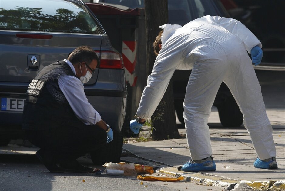 Ελεγχόμενη έκρηξη δέματος στην οδό Καλλιρόης #8. Νέος συναγερμός σήμανε λίγο πριν από τη μία μετά το μεσημέρι, όταν υπάλληλοι εταιρείας ταχυμεταφορών στην οδό Καλλιρόης, στην Καλλιθέα εντόπισαν ύποπτο δέμα. Στην εταιρεία έσπευσαν κλιμάκια πυροτεχνουργών της Αστυνομίας, τα οποία και εξουδετέρωσαν το παγιδευμένο - όπως αποδείχθηκε - πακέτο με ελεγχόμενη έκρηξη.