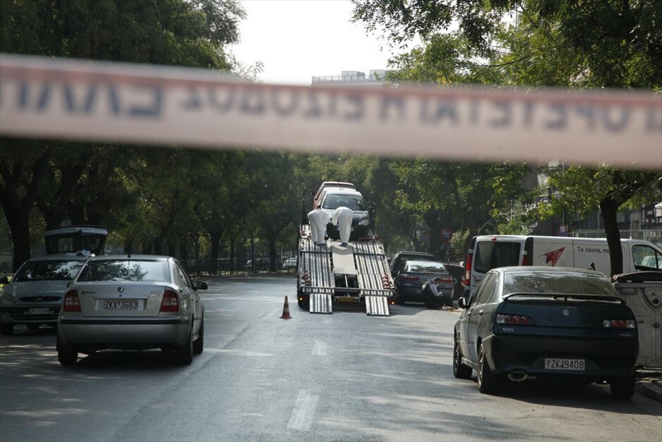Ελεγχόμενη έκρηξη δέματος στην οδό Καλλιρόης #12. Νέος συναγερμός σήμανε λίγο πριν από τη μία μετά το μεσημέρι, όταν υπάλληλοι εταιρείας ταχυμεταφορών στην οδό Καλλιρόης, στην Καλλιθέα εντόπισαν ύποπτο δέμα. Στην εταιρεία έσπευσαν κλιμάκια πυροτεχνουργών της Αστυνομίας, τα οποία και εξουδετέρωσαν το παγιδευμένο - όπως αποδείχθηκε - πακέτο με ελεγχόμενη έκρηξη. EUROKINISI/ΒΑΙΟΣ ΧΑΣΙΑΛΗΣ