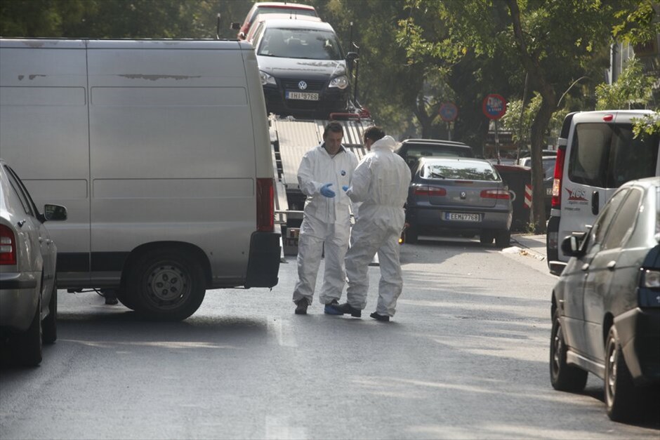 Ελεγχόμενη έκρηξη δέματος στην οδό Καλλιρόης #13. Νέος συναγερμός σήμανε λίγο πριν από τη μία μετά το μεσημέρι, όταν υπάλληλοι εταιρείας ταχυμεταφορών στην οδό Καλλιρόης, στην Καλλιθέα εντόπισαν ύποπτο δέμα. Στην εταιρεία έσπευσαν κλιμάκια πυροτεχνουργών της Αστυνομίας, τα οποία και εξουδετέρωσαν το παγιδευμένο - όπως αποδείχθηκε - πακέτο με ελεγχόμενη έκρηξη. EUROKINISI/ΒΑΙΟΣ ΧΑΣΙΑΛΗΣ