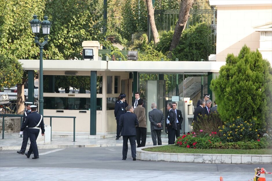 Εκρήξεις παγιδευμένων δεμάτων #1. Παγιδευμένο δέμα που προοριζόταν, σύμφωνα με πληροφορίες, για τη χιλιανή πρεσβεία, εντοπίστηκε από τα υψηλής τεχνολογίας μηχανήματα ελέγχου της Βουλής και εξουδετερώθηκε με ελεγχόμενη έκρηξη.