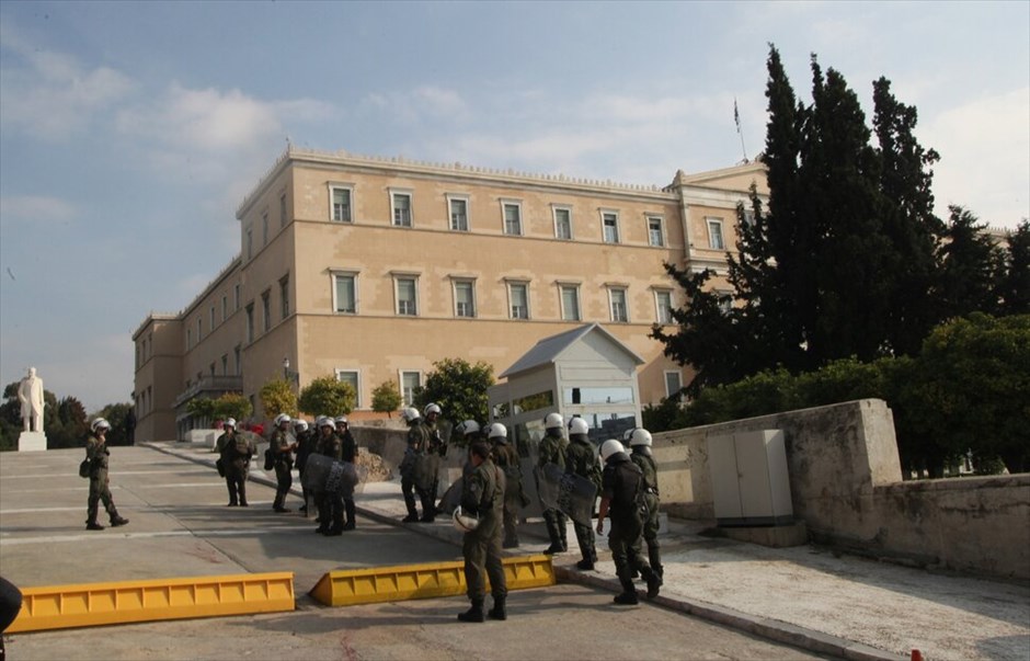Εκρήξεις παγιδευμένων δεμάτων #2. Παγιδευμένο δέμα που προοριζόταν, σύμφωνα με πληροφορίες, για τη χιλιανή πρεσβεία, εντοπίστηκε από τα υψηλής τεχνολογίας μηχανήματα ελέγχου της Βουλής και εξουδετερώθηκε με ελεγχόμενη έκρηξη.