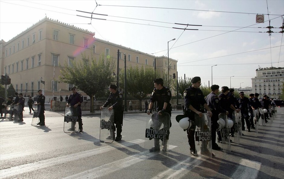 Εκρήξεις παγιδευμένων δεμάτων #6. Παγιδευμένο δέμα που προοριζόταν, σύμφωνα με πληροφορίες, για τη χιλιανή πρεσβεία, εντοπίστηκε από τα υψηλής τεχνολογίας μηχανήματα ελέγχου της Βουλής και εξουδετερώθηκε με ελεγχόμενη έκρηξη. ANA-MPA/ΚΑΤΕΡΙΝΑ ΜΑΥΡΩΝΑ