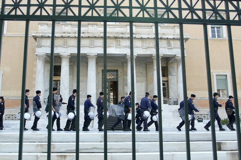 Εκρήξεις παγιδευμένων δεμάτων #7. Παγιδευμένο δέμα που προοριζόταν, σύμφωνα με πληροφορίες, για τη χιλιανή πρεσβεία, εντοπίστηκε από τα υψηλής τεχνολογίας μηχανήματα ελέγχου της Βουλής και εξουδετερώθηκε με ελεγχόμενη έκρηξη. EUROKINISSI/