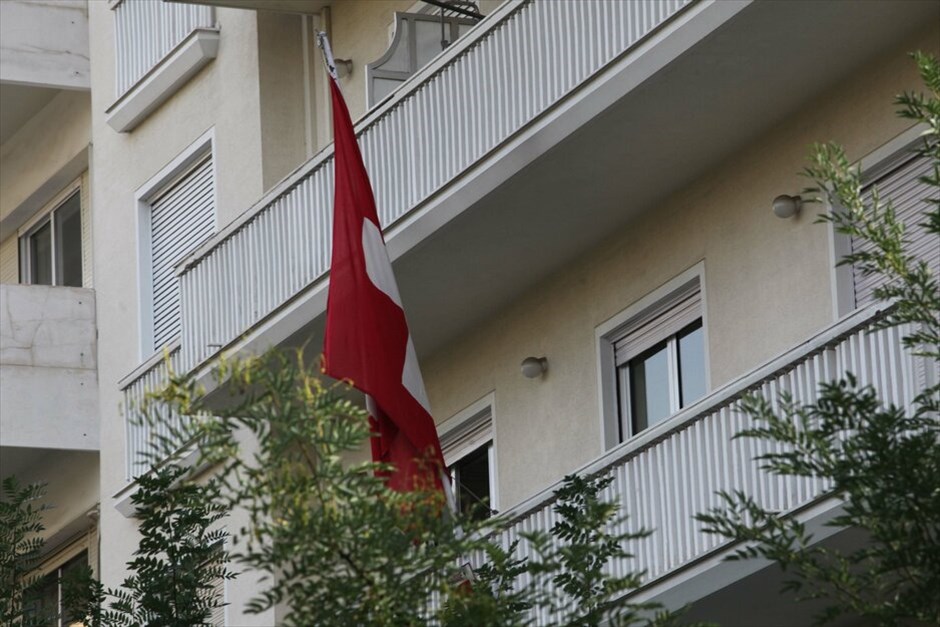 Εκρήξεις παγιδευμένων δεμάτων #10. Mικρής ισχύος έκρηξη με παγιδευμένο δέμα σημειώθηκε στην πρεσβεία της Ελβετίας, στη συμβολή των οδών Γενναδίου και Ιασίου, στο Κολωνάκι, χωρίς να υπάρξουν τραυματισμοί.