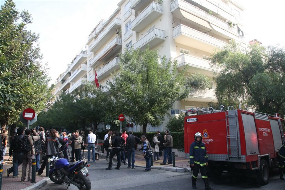 Εκρήξεις παγιδευμένων δεμάτων #11. Mικρής ισχύος έκρηξη με παγιδευμένο δέμα σημειώθηκε στην πρεσβεία της Ελβετίας, στη συμβολή των οδών Γενναδίου και Ιασίου, στο Κολωνάκι, χωρίς να υπάρξουν τραυματισμοί.