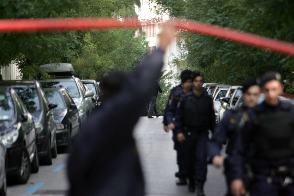 Εκρήξεις παγιδευμένων δεμάτων #12. Μικρής ισχύος έκρηξη με παγιδευμένο δέμα σημειώθηκε στην πρεσβεία της Ελβετίας, στη συμβολή των οδών Γενναδίου και Ιασίου, στο Κολωνάκι, χωρίς να υπάρξουν τραυματισμοί.