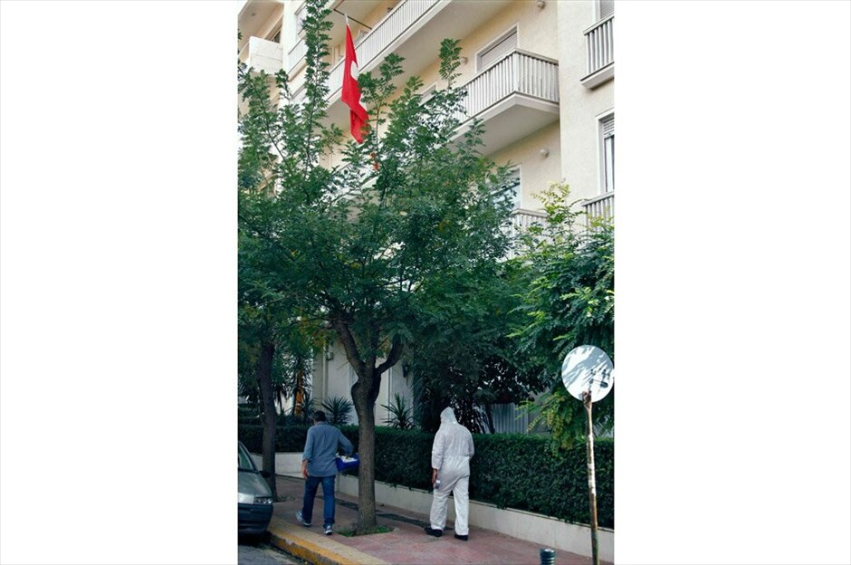Εκρήξεις παγιδευμένων δεμάτων #14. Μικρής ισχύος έκρηξη με παγιδευμένο δέμα σημειώθηκε στην πρεσβεία της Ελβετίας, στη συμβολή των οδών Γενναδίου και Ιασίου, στο Κολωνάκι, χωρίς να υπάρξουν τραυματισμοί. Η έκρηξη σημειώθηκε στον ακάλυπτο χώρο του κτιρίου, χωρίς να προκληθούν ζημιές από φάκελο - βόμβα. REUTERS/YIORGOS KARAHALLIS