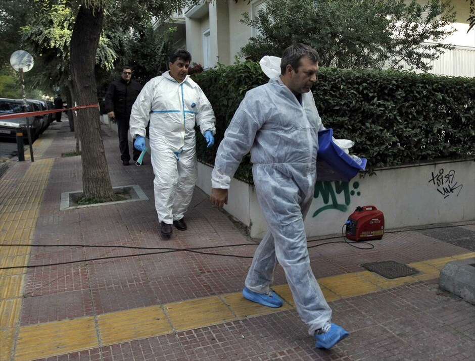 Εκρήξεις παγιδευμένων δεμάτων #15. Μικρής ισχύος έκρηξη με παγιδευμένο δέμα σημειώθηκε στην πρεσβεία της Ελβετίας, στη συμβολή των οδών Γενναδίου και Ιασίου, στο Κολωνάκι, χωρίς να υπάρξουν τραυματισμοί. Η έκρηξη σημειώθηκε στον ακάλυπτο χώρο του κτιρίου, χωρίς να προκληθούν ζημιές από φάκελο - βόμβα.