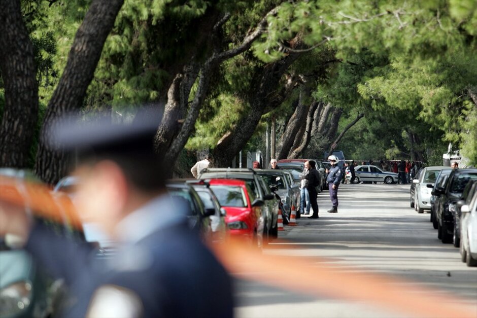 Εκρήξεις παγιδευμένων δεμάτων #18. Υποπτο δέμα εντοπίστηκε στην πρεσβεία της Βουλγαρίας, στην οδό Στρατηγού Καλλάρη 33 στο Ψυχικό. Στο σημείο έφθασαν άνδρες του τμήματος εξουδετέρωσης εκρηκτικών μηχανισμών και πραγματοποίησαν επίσης ελεγχόμενη έκρηξη.